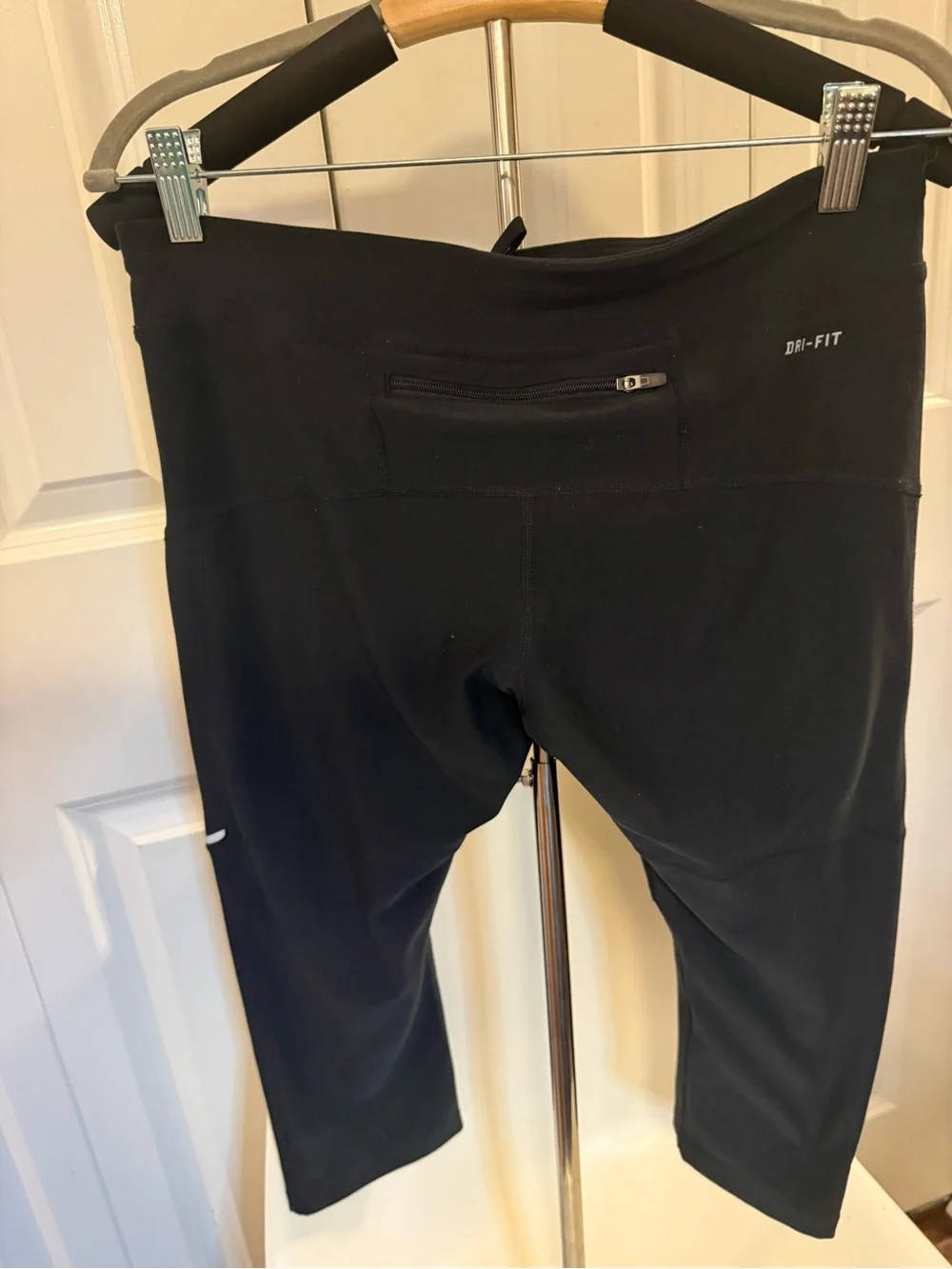 Nike Black Cropped Leggings capris with Reflective Swoosh medium 18 in inseam